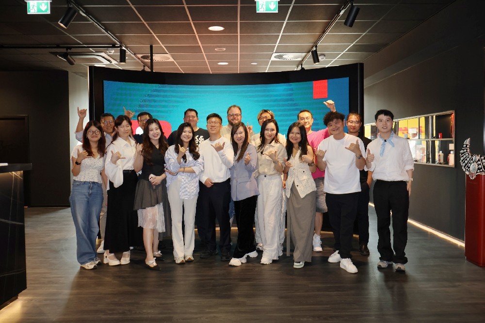 Erfolgreiche öffentliche Vorlesungen des deutschen Zweigs der Rotkäppchen Social Media Live